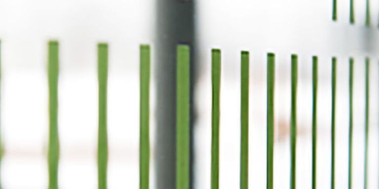 TSystems - Leistungsportfolio Hintergrundbild Motiv Glasfassade Bild einer Glasfassade mit Aufklebern