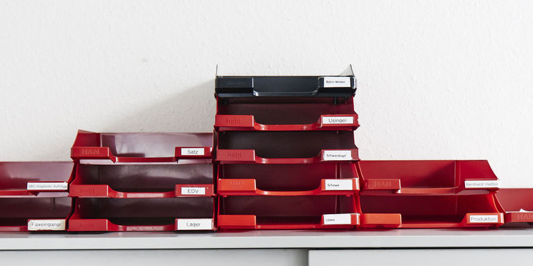 Mediaform - Unternehmensbroschüre Hintergrundbild Motiv Ablagefächer Mehrere Ablagefächer stehen auf einem Schrank