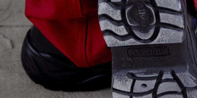 Schwenk Dämmtechnik - Mitarbeiter-Kampagne Hintergrundbild Motiv Schuhprofil Bild von einem Schuhprofil
