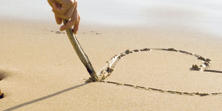SIEWA - Servicebroschüre Hintergrundbild Motiv Strand Ein Herz wurde in den Sand gemalt