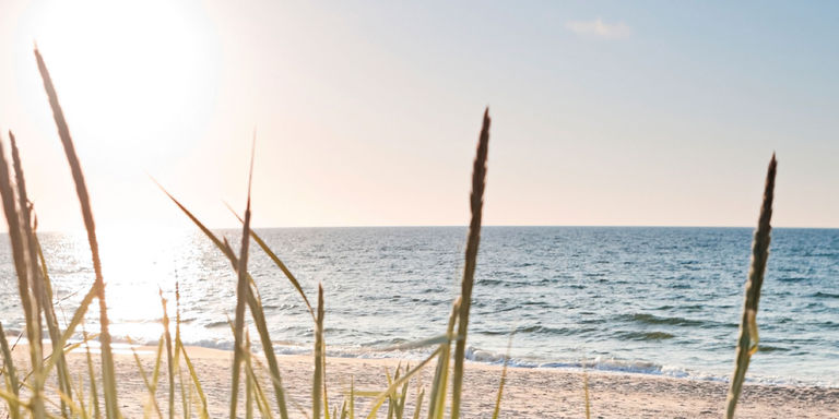 SIEWA - Imagebroschüre Hintergrundbild Motiv Strand Meer Blick auf einen Strand und das Meer
