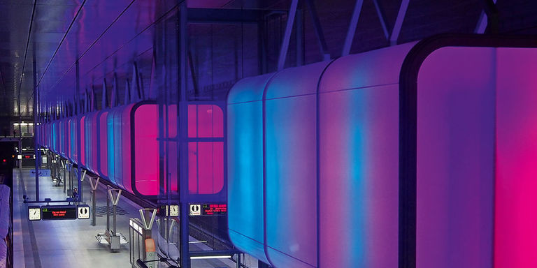 Sharp - Marketing Hintergrundbild Motiv Schildretusche Bild einer U-Bahnstation mit bunten Lichtern und Schildern