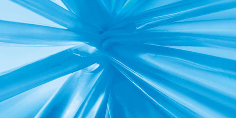 Nahaufnahme von blauen Plastikfäden